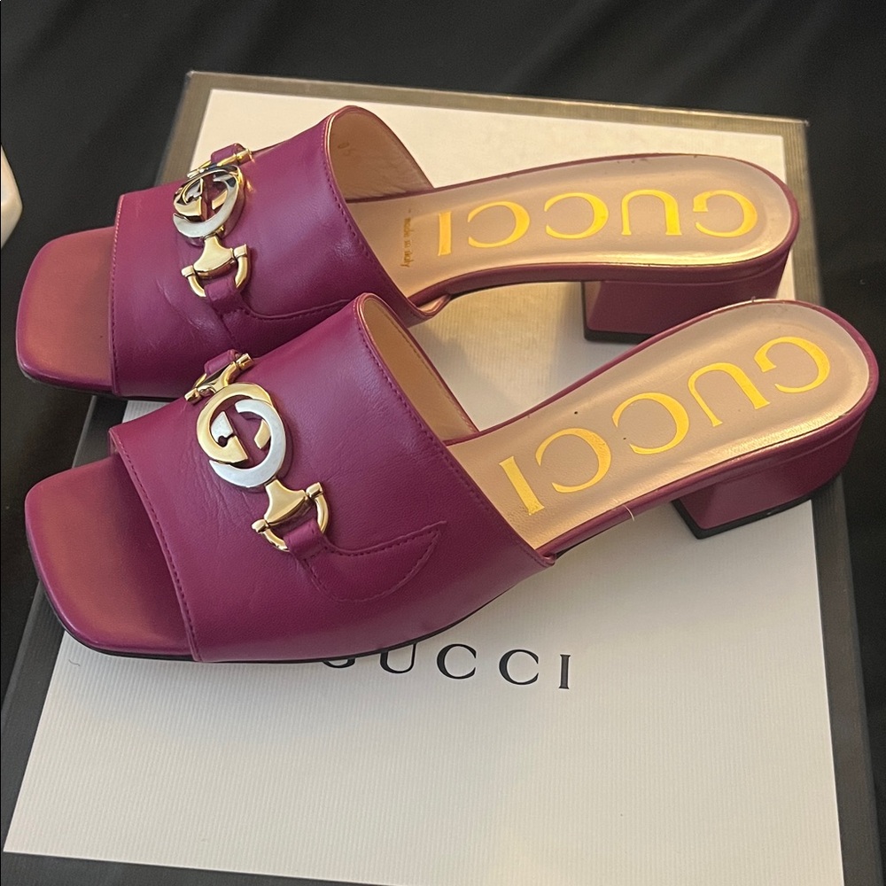 Gucci Women's Magenta Mules with Gold Accents - Picture 2 of 3